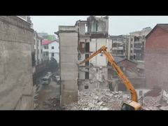 Der 15 Meter lange Ausleger des Hyundai 150 wird für den Abriss von Gebäuden verwendet.